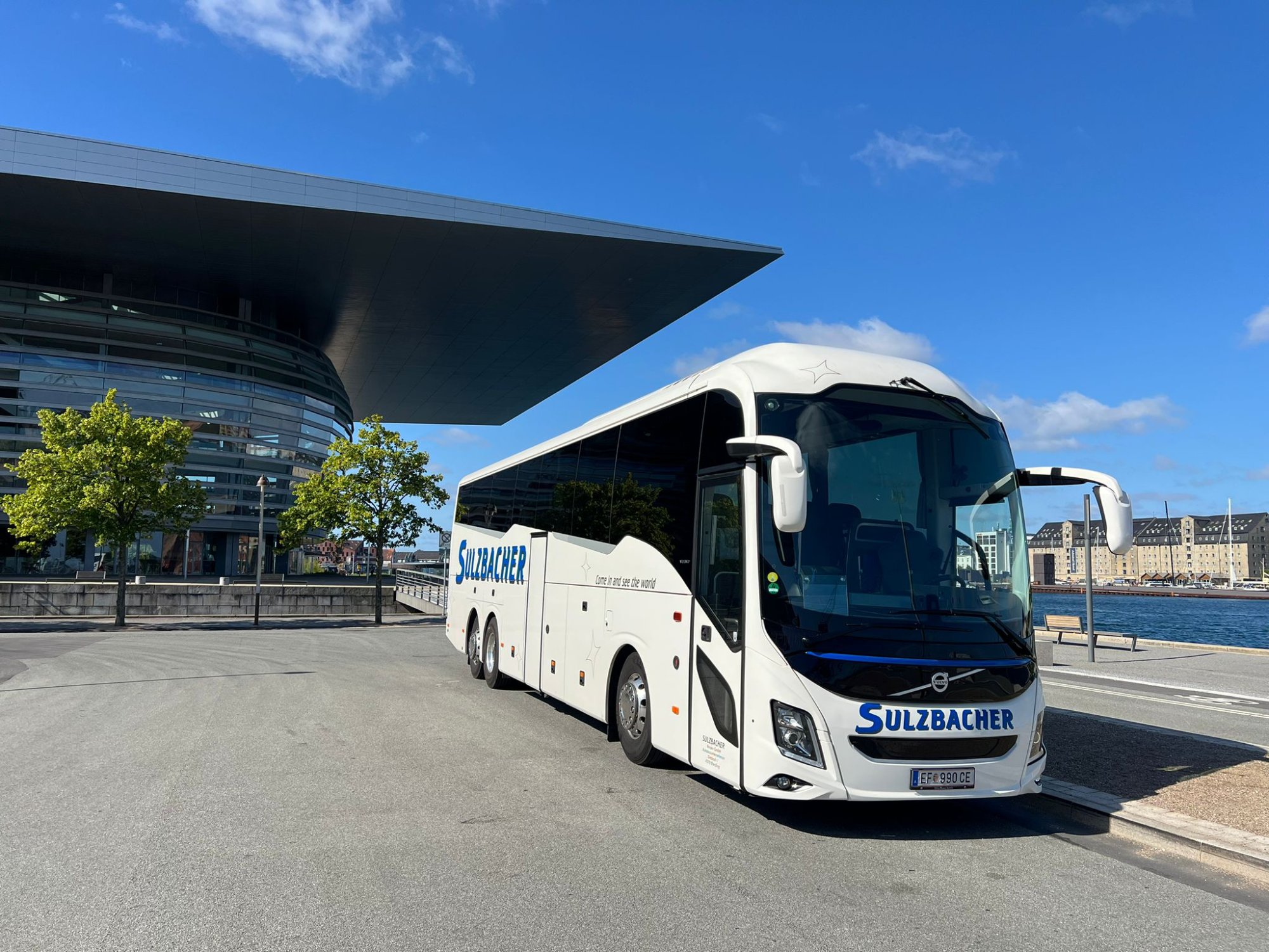 Sulzbacher Bus vor der Kopenhagener Oper