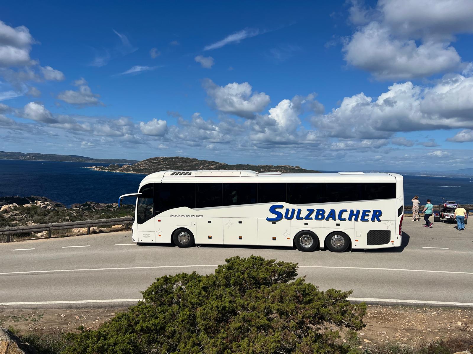 Sulzbacher Bus an der sardinischen Meeresküste